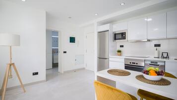 Frigorífico, microondas, lavavajillas y cafetera o tetera