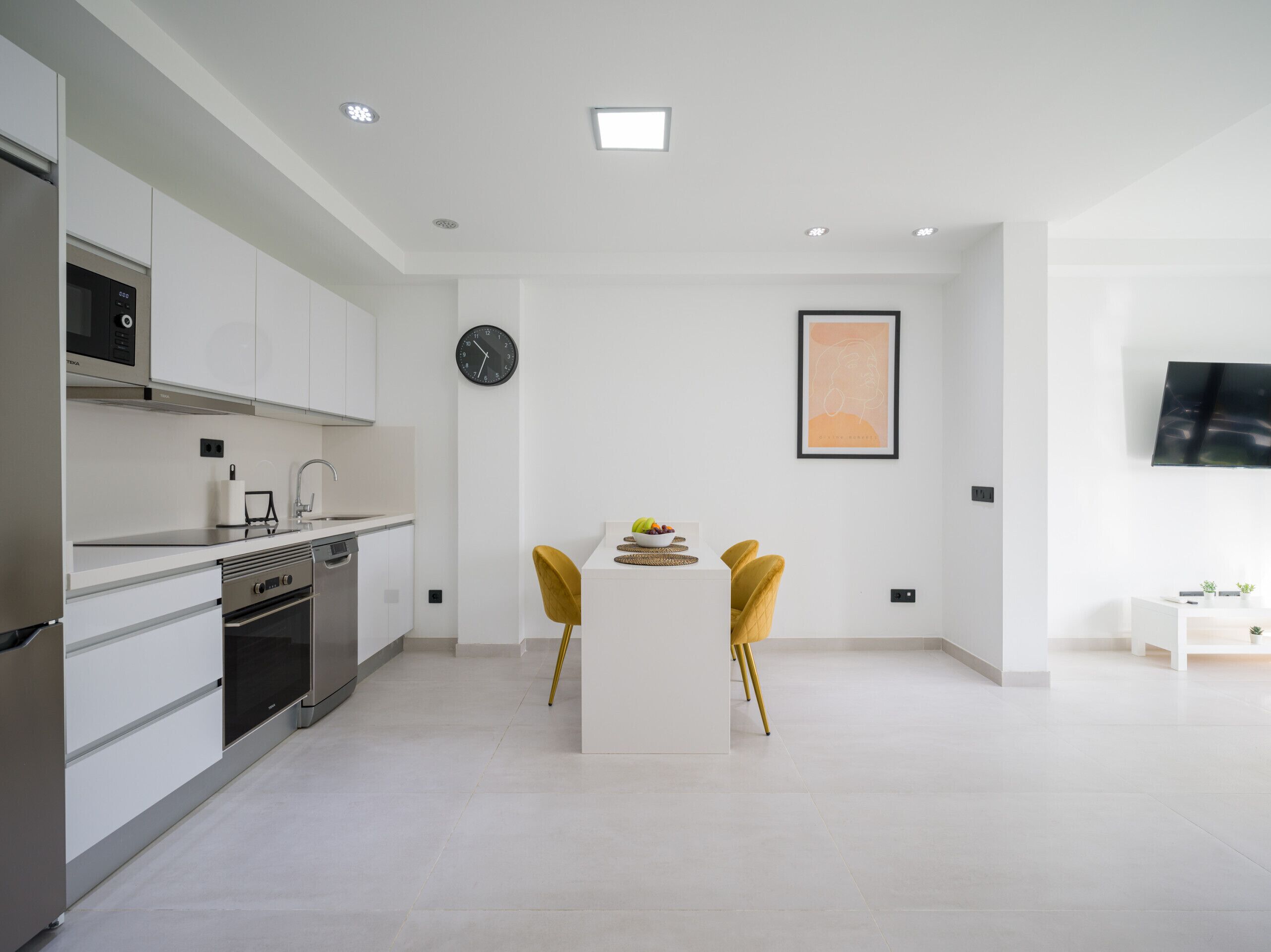 Réfrigérateur, micro-ondes, lave-vaisselle, cafetière/bouilloire