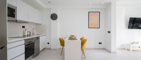 Réfrigérateur, micro-ondes, lave-vaisselle, cafetière/bouilloire