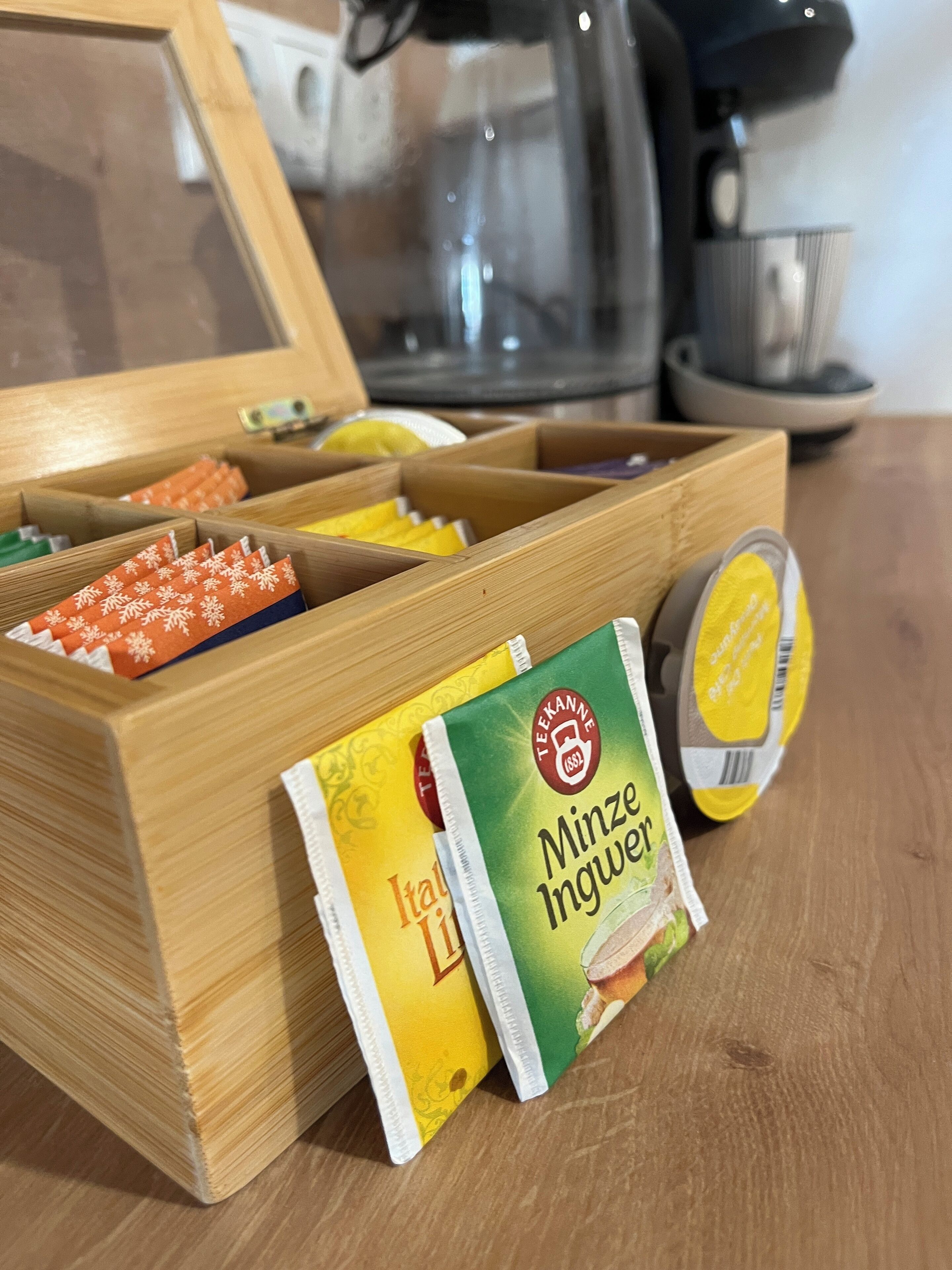 Une boîte en bois comportant des compartiments contenant divers produits alimentaires emballés.
