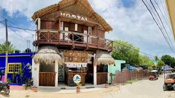 Vista frontal de la propiedad