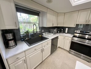 Fridge, microwave, toaster, blender - MID-CENTURY Sleeps 6, 3 blocks to #1 Beach! Short walk to Village!  (Siesta Key)