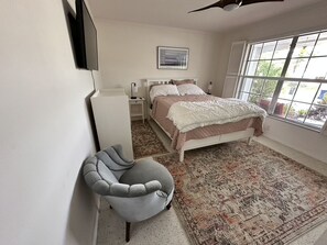 2 bedrooms, desk, WiFi, bed sheets - MID-CENTURY Sleeps 6, 3 blocks to #1 Beach! Short walk to Village!  (Siesta Key)