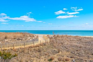 On the beach - Direct Oceanfront with outdoor pool, and great big balcony and free WiFi. Linen and towels included. (Ocean City)