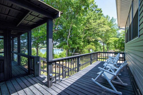 Screened Patio on Pickwick River- Boat & RV Parking, Fishing Pier- Dogs allowed

