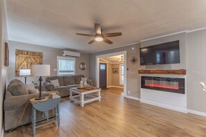 Smart TV, fireplace - Screened Patio on Pickwick River- Boat & RV Parking, Fishing Pier- Dogs allowed
 (Counce)
