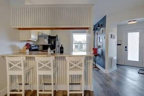 Fridge, microwave, oven, stovetop - Hôtel à la maison - L'Ancrage (Magog)