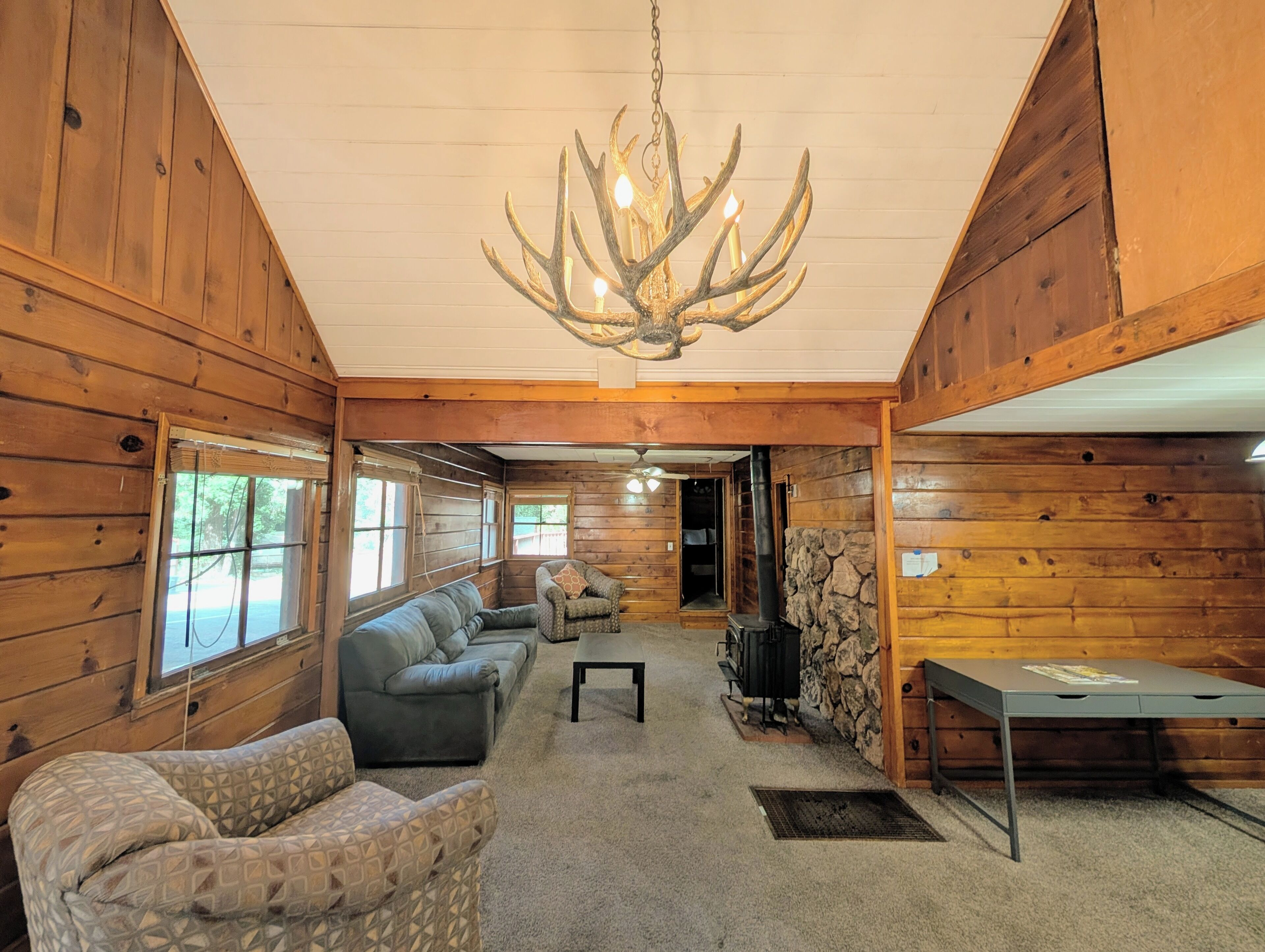 Big bear | Living area | 32-inch LED TV with digital channels