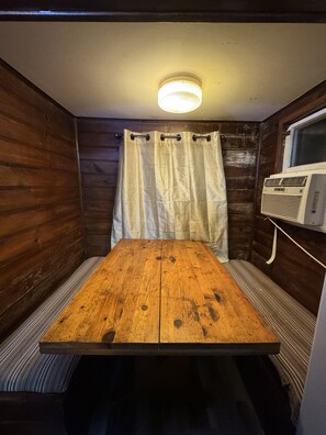 Arrowhead | In-room dining - Crest Lodge Historic Mountain Inn (Crestline)