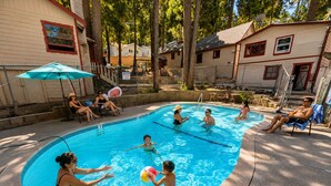 Una piscina al aire libre de temporada