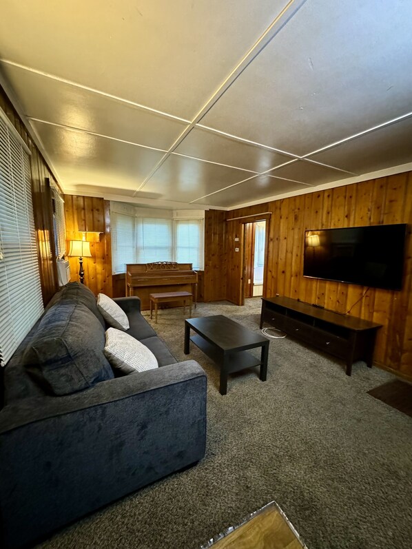 Sherwood | Living area | 32-inch LED TV with digital channels - Crest Lodge Historic Mountain Inn (Crestline)