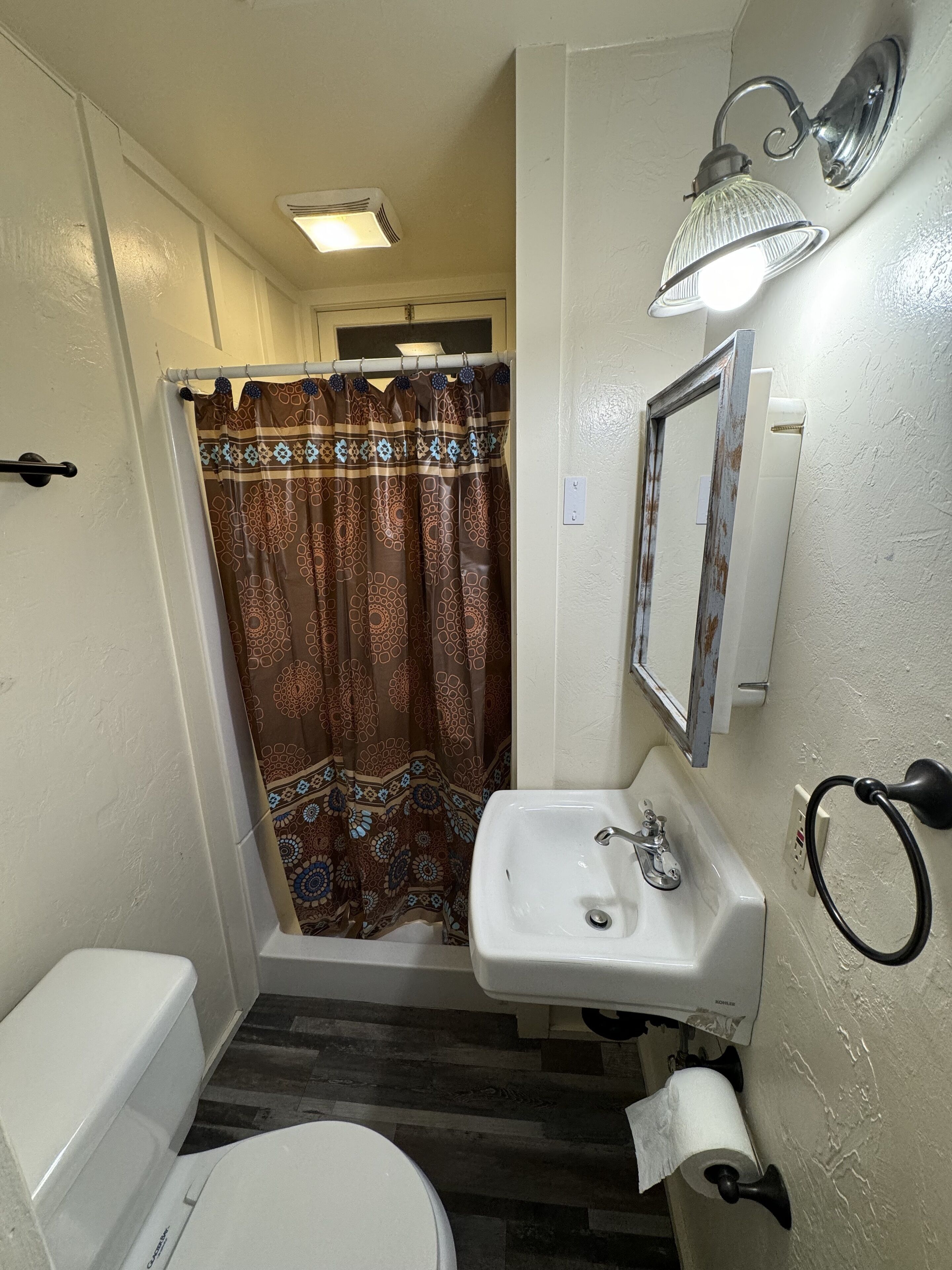 Arrowhead | Bathroom | Free toiletries, towels, soap, shampoo