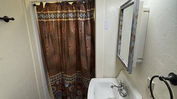 Arrowhead | Bathroom | Free toiletries, towels, soap, shampoo