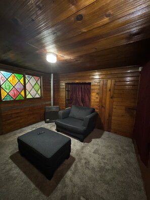 Arrowhead | Living area - Crest Lodge Historic Mountain Inn (Crestline)