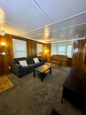 Sherwood | Bathroom | Free toiletries, towels, soap, shampoo - Crest Lodge Historic Mountain Inn (Crestline)