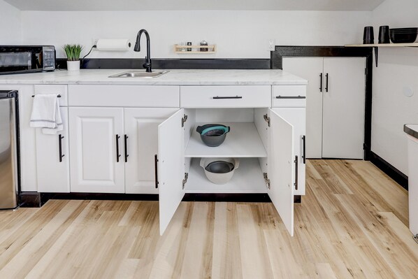 Kjøleskap, mikrobølgeovn og kjøkkenutstyr