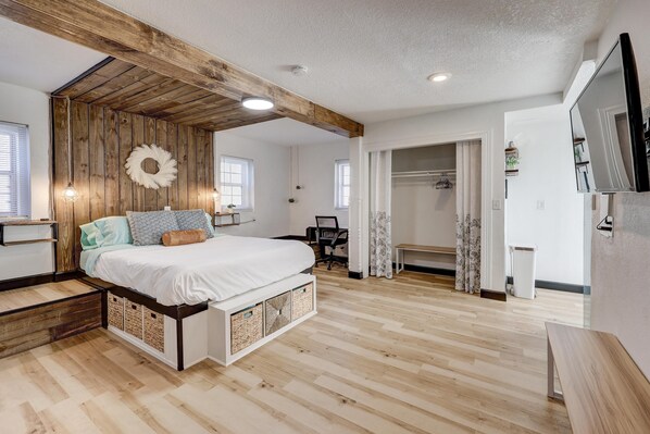 1 bedroom, iron/ironing board, WiFi, bed sheets - The Robin's Egg: Downstairs Studio (Webb City)