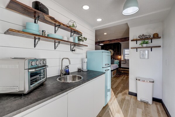 Fridge, coffee/tea maker, cookware/dishes/utensils - The Robin's Egg: Downstairs Studio (Webb City)