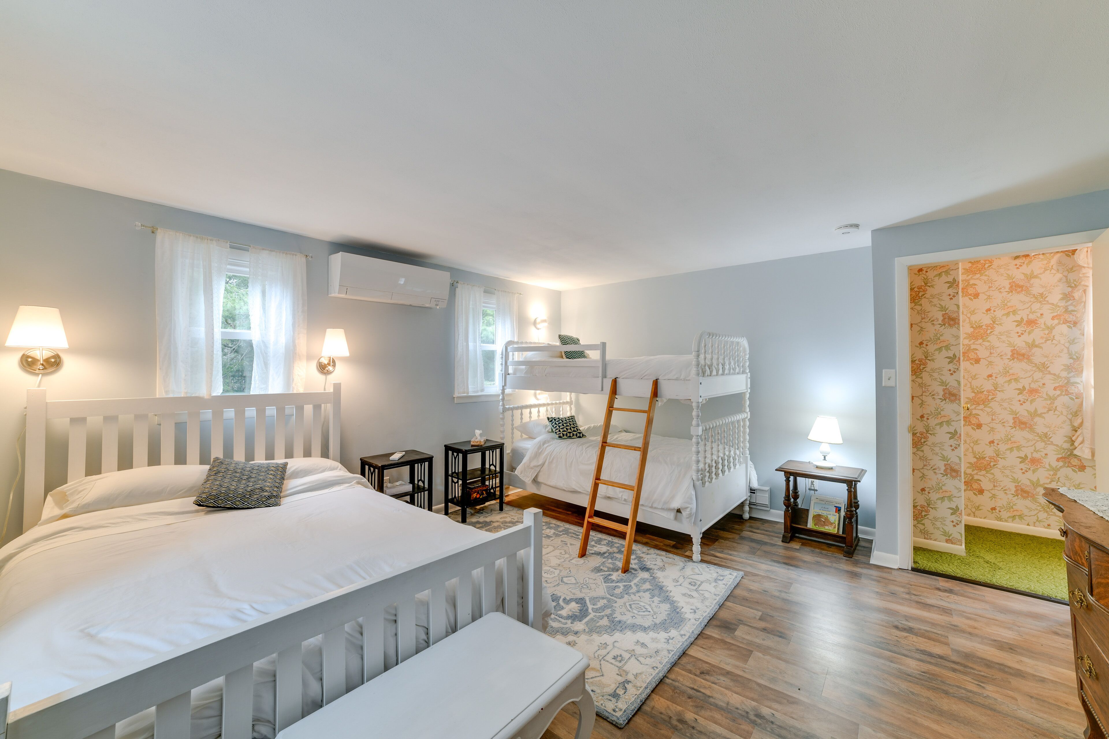 3 habitaciones, escritorio y tabla de planchar con plancha 