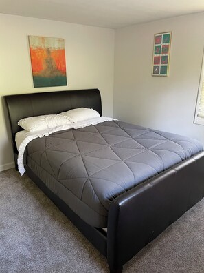 5 bedrooms, free WiFi, bed sheets - Cottage At Sebago Cove ~ Private Association with beach, dock & boat launch!  (Naples)