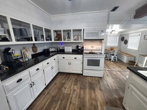 Fridge, microwave, oven, stovetop - Pickwick Getaway in the Groves 7th NT Free!

 (Counce)