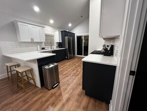 Réfrigérateur, four à micro-ondes, un four, surface de cuisson