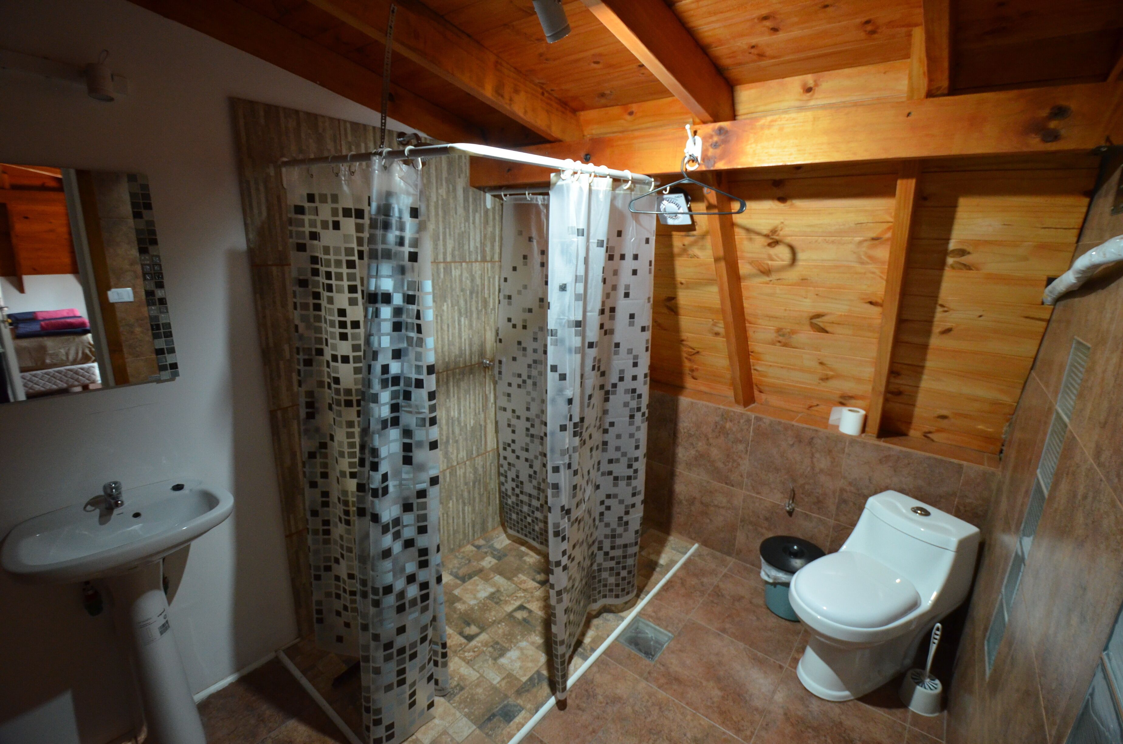 Bañera profunda, cabezal de ducha tipo lluvia, toallas, jabón