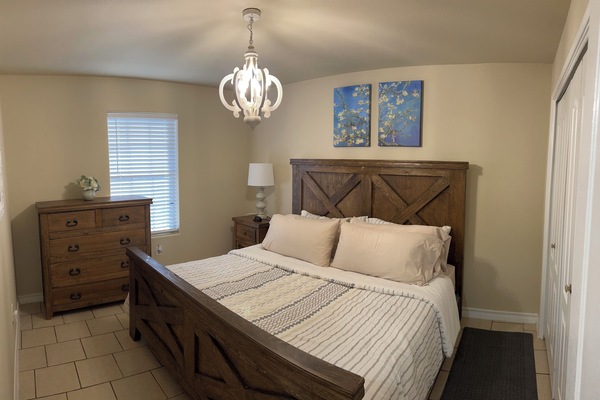 2 dormitorios, tabla de planchar con plancha, cuna de viaje