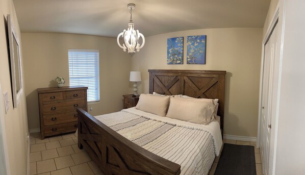 2 slaapkamers, een strijkplank/strijkijzer, reisbedje, gratis wifi