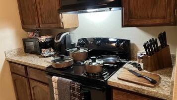 Geladeira, micro-ondas, fogão, cooktop