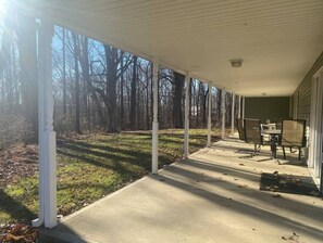 Outdoor dining - Hilltop Hideaway. (Reelsville)