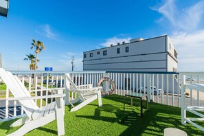 Property grounds - Galveston Upper 1BR Unit Retreat – Deck & Gulf Views, Steps to Beach & Near Fun (Galveston)