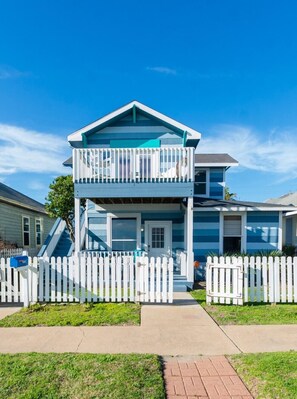 Exterior - Galveston Upper 1BR Unit Retreat – Deck & Gulf Views, Steps to Beach & Near Fun (Galveston)