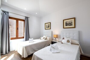 4 bedrooms, iron/ironing board, free WiFi, bed sheets