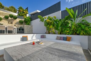 تناول الطعام بالخارج