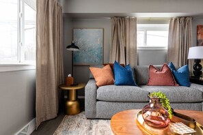 TV - Westlake Elegance Unit 3 (Westlake)