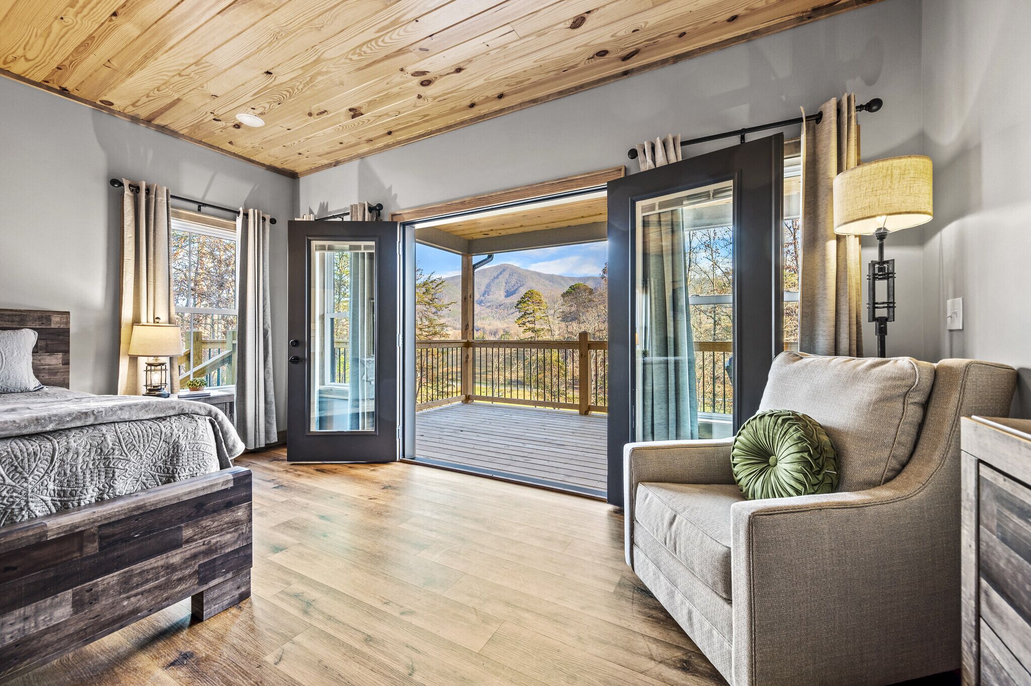 3 bedrooms, iron/ironing board, travel cot, free WiFi