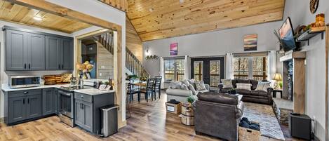 تلفزيون ذكي، مدفأة، ألعاب فيديو، كرة قدم الطاولة