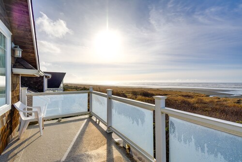 Oceanfront Moclips Escape w/ Deck & Beach Access!