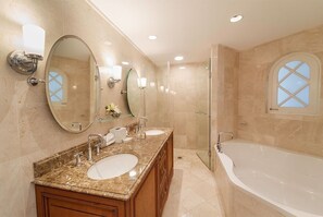 Apartment, 3 Bedrooms | Bathroom | Towels