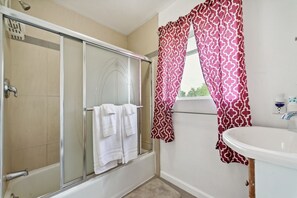 House, 3 Bedrooms | Bathroom | Hair dryer, towels, shampoo