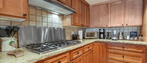 Condo, 3 Bedrooms | Private kitchen | Oven, toaster