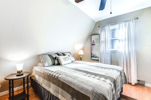 1 dormitorio, escritorio, tabla de planchar con plancha y wifi