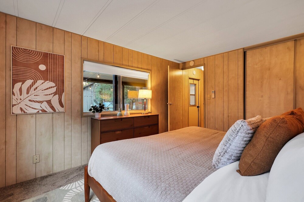 Modern Cabin (Walnut) Dunsmuir Vrbo