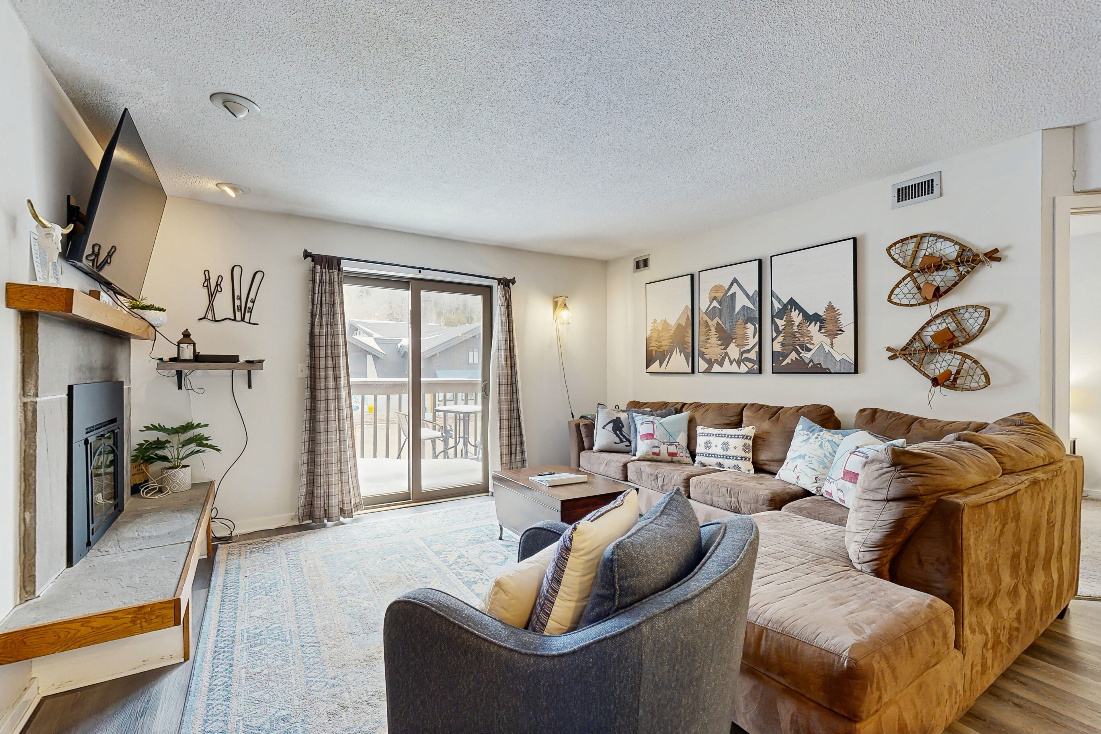 Télévision, cheminée, livres