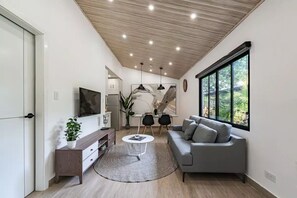 TV - Beautiful Villa in Gated Community By Tamarindo (Villareal)
