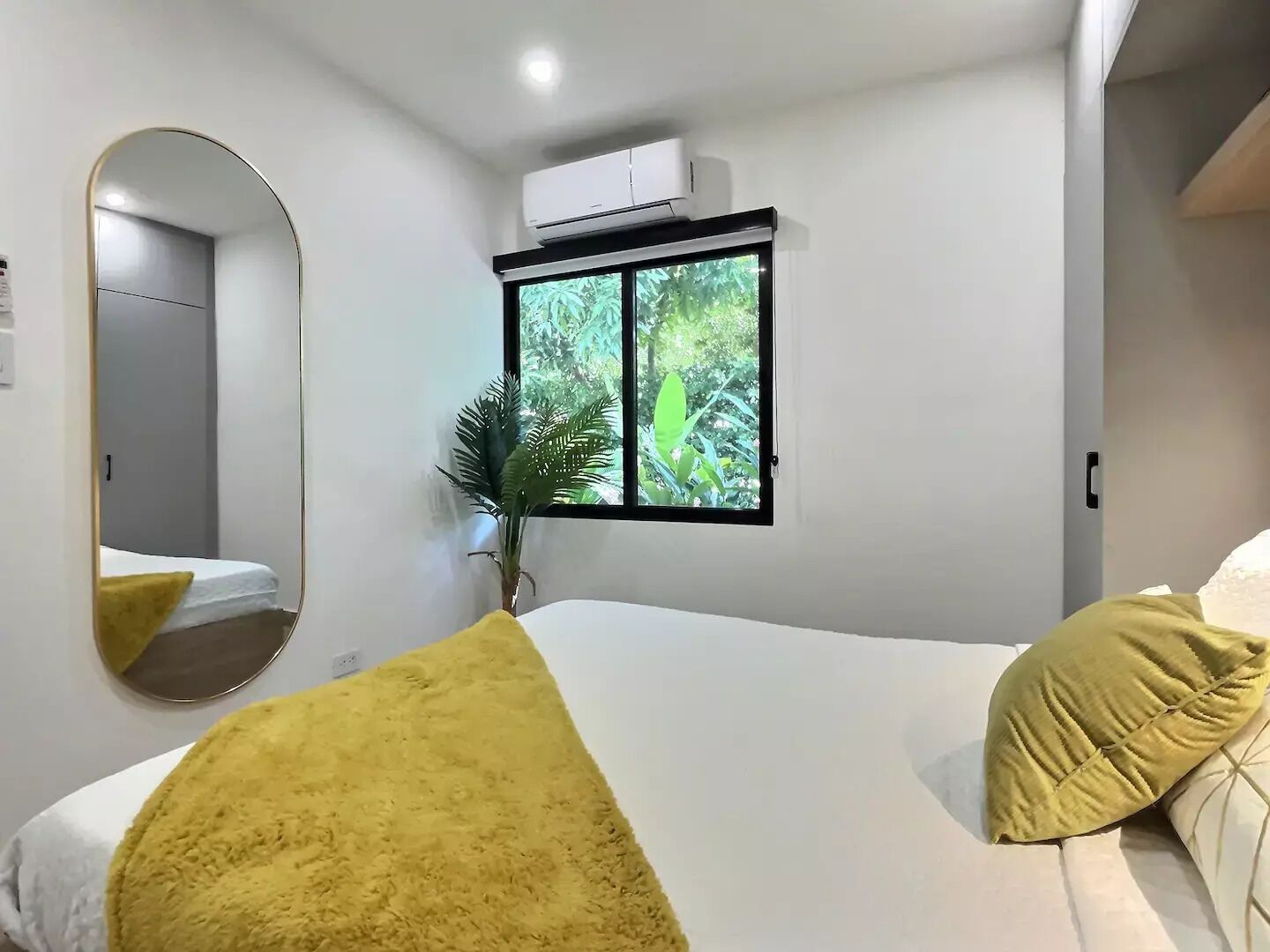 2 bedrooms, desk, iron/ironing board, WiFi