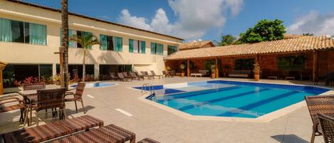 2 من حمّامات السباحة الخارجية