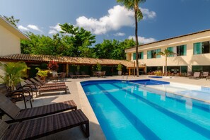 2 piscines extérieures