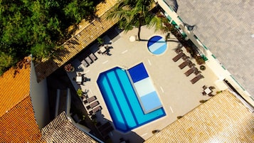 2 outdoor pools